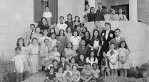The extended family of Palestinian Jerusalemite Taher Dajani Daoudi, 1945