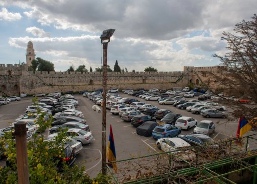 Shortly before noon on April 3, 2024, a troop of around 15 to 20 Israeli police barged into the Cows’ Garden parking lot on the premises of the Armenian Patriarchate in Jerusalem’s Armenian Quarter. They forcibly removed two temporary guard lean-tos that had been erected by the Armenian community two months previously, right in front of the community members stationed there on guard, some of whom were also assaulted by police.