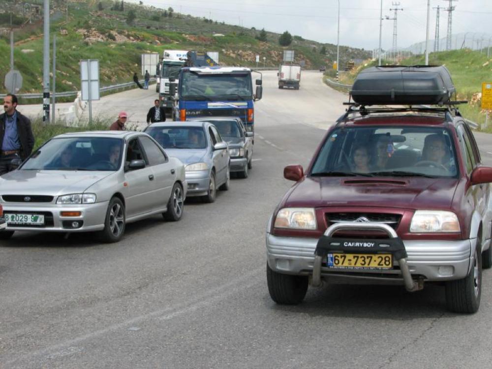 The closure prevents green-plated West Bank cars from entering Jerusalem, while yellow-plated cars are permitted.