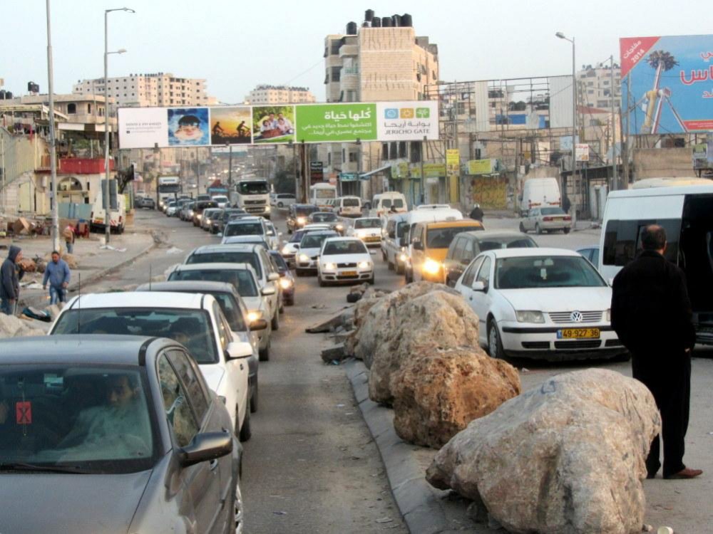 Long lines of cars wait at Qalandiya checkpoint, 2014