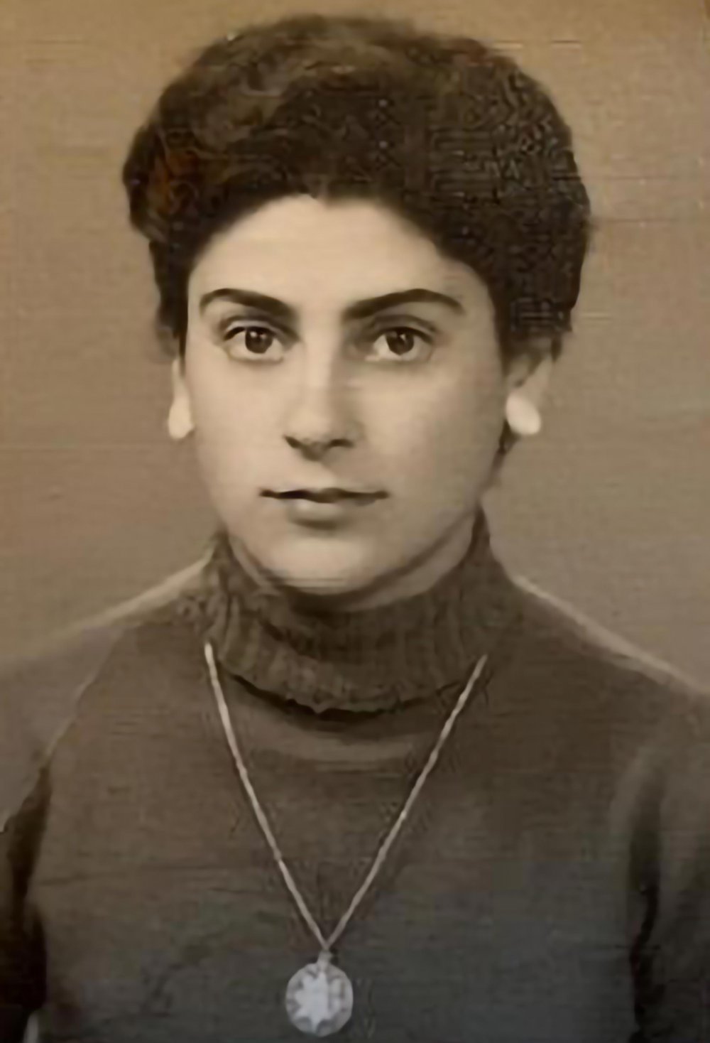 Headshot of Palestinian Jerusalem teacher Nina Bazouzi in 1957