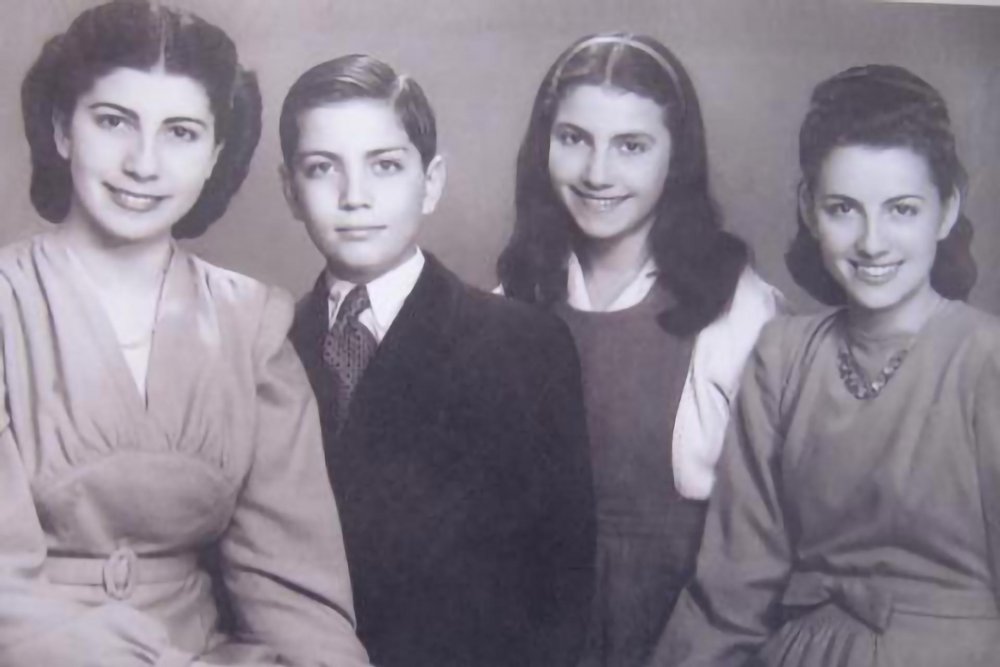 Salma Khadra Jayyusi and her siblings, 1940s