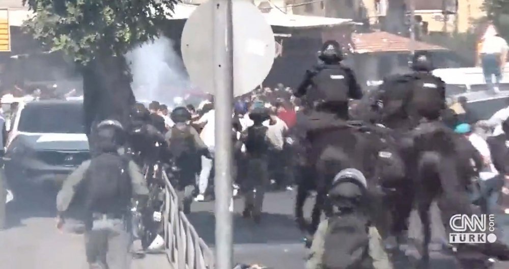 Police forcibly disperse Muslims praying in the streets of Wadi Joz, East Jerusalem. Screenshot of a broadcast from East Jerusalem by CNN Türk, October 14, 2023.