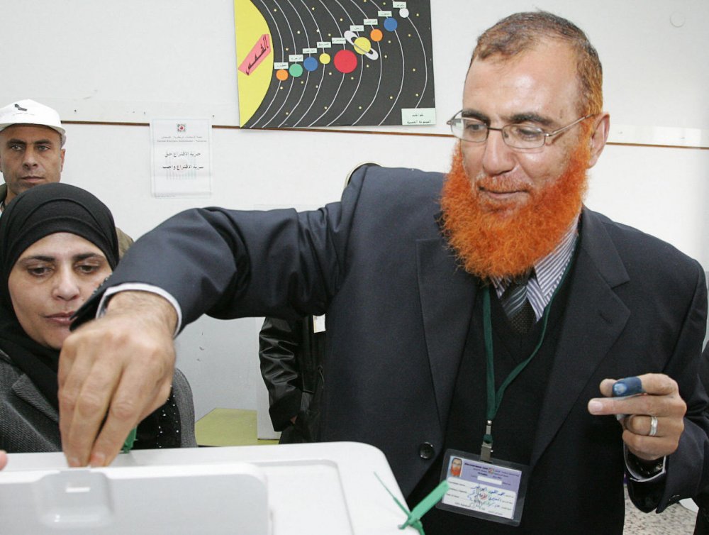 Mohammad Abu Teir voting in Palestinian elections in East Jerusalem, January 25, 2006