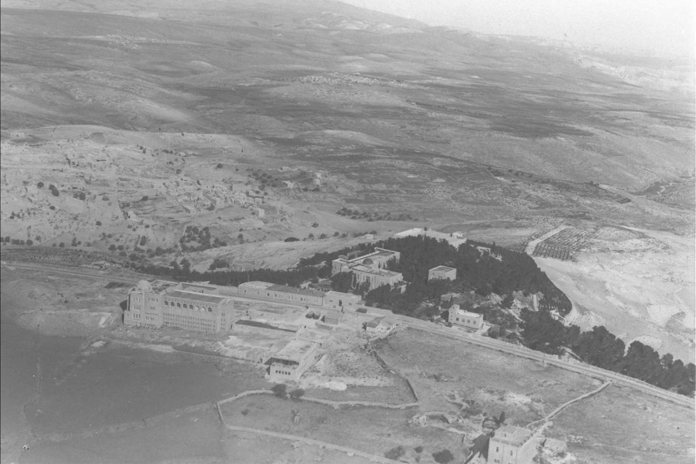 al-‘Isawiyya, center left, in 1937, with the Hebrew University of Jerusalem visible in the foreground
