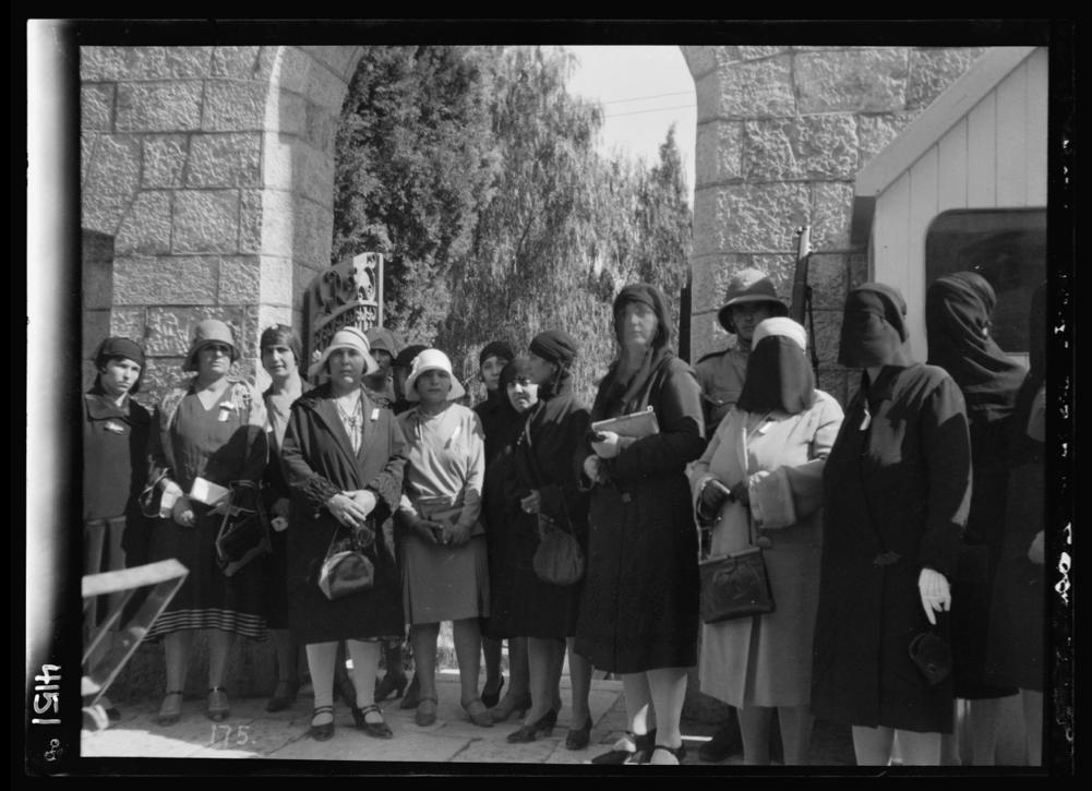 The women’s delegation at the entrance of the residence of the British High Commissioner, 1929