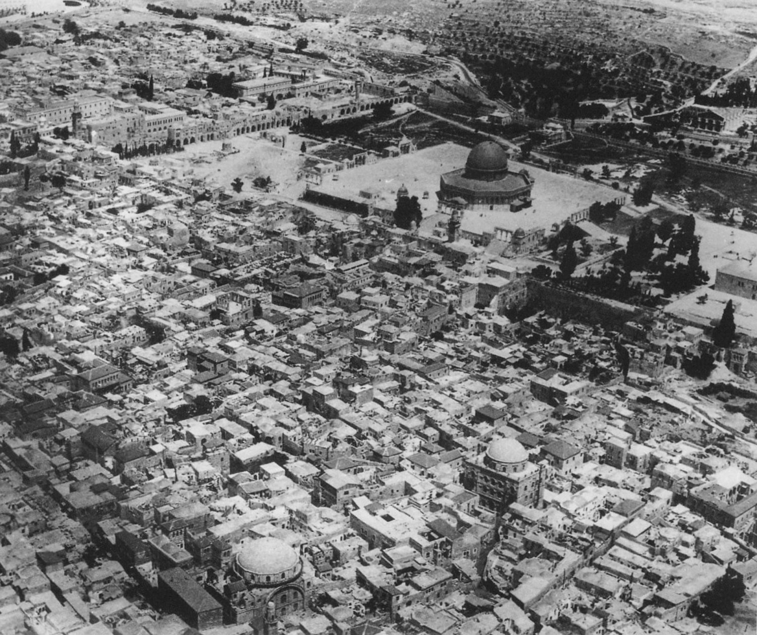 View of the Moroccan Quarter (center) and the Hayya al-Sharif, today known as the Jewish Quarter, (bottom)